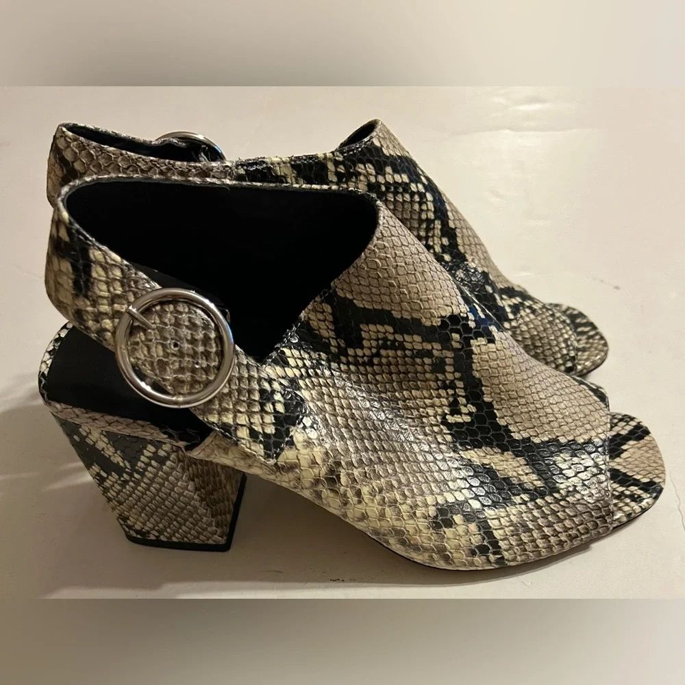 Via Spiga Python Roccia Sling
Back Elma Heels Size 7.5 (US) 37.5 (EU) - Picture 2 of 7
